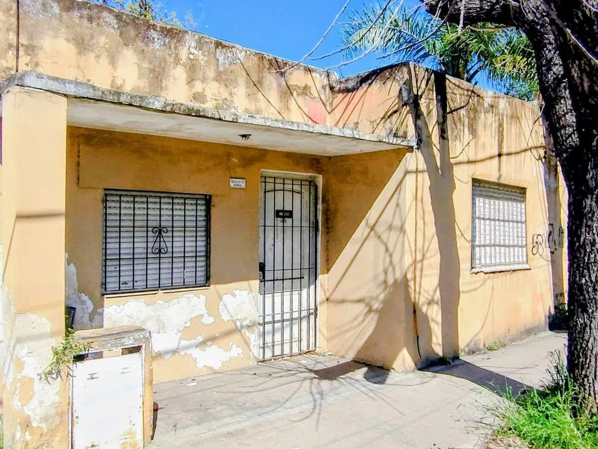 Lote con casa en venta. Isidro Casanova a reciclar 3