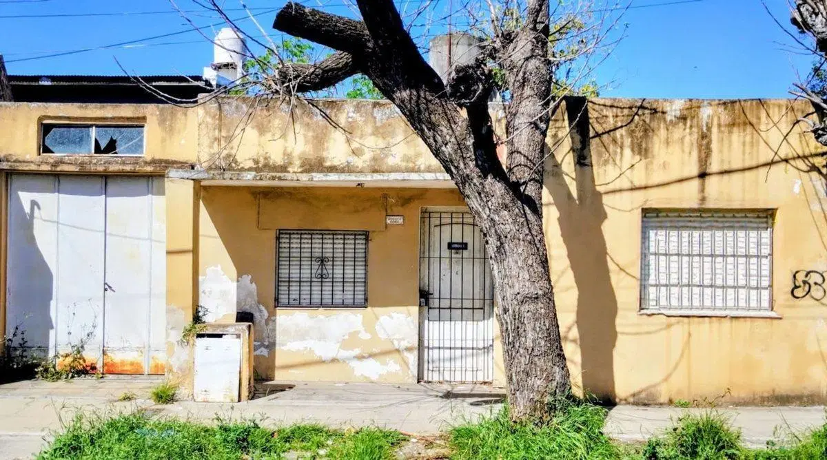 Lote con casa en venta. Isidro Casanova a reciclar 2