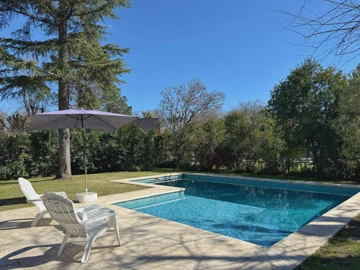 Casa 5 ambientes en venta Country La Martona 2
