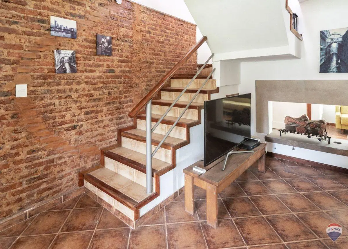 CASA EN VENTA SOBRE GRAN LOTE - LA LONJA - PILAR 5