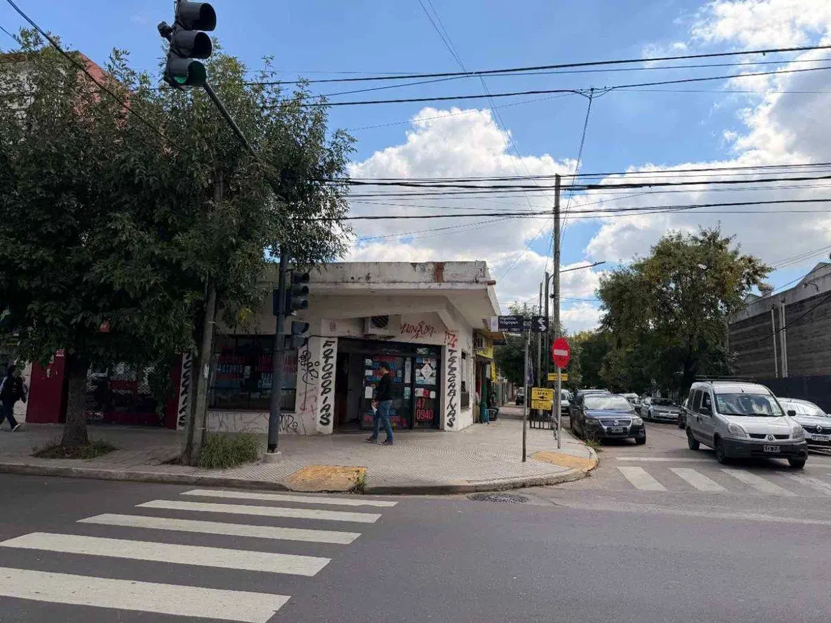 Venta local en esquina Martinez 2