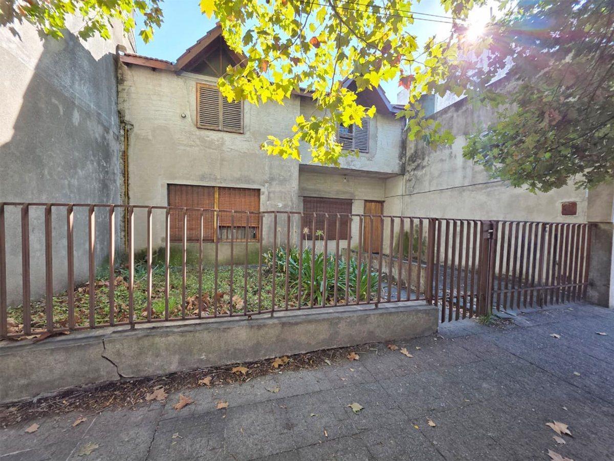 CASA 5 AMB CON GRAN JARDÍN Y PILETA LOTE PROPIO