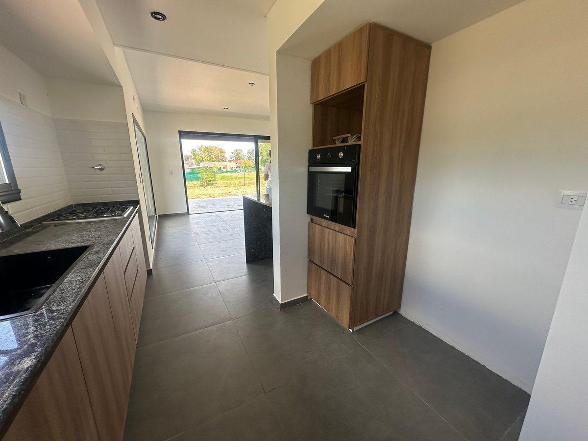Foto de VENTA CASA A ESTRENAR SANTA SOFIA 4 AMBIENTES, imagen 1