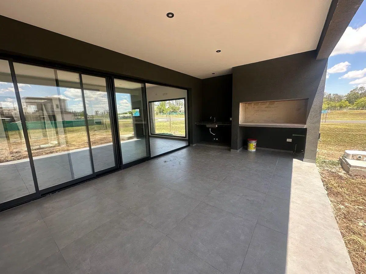 VENTA CASA A ESTRENAR SANTA SOFIA 4 AMBIENTES 2
