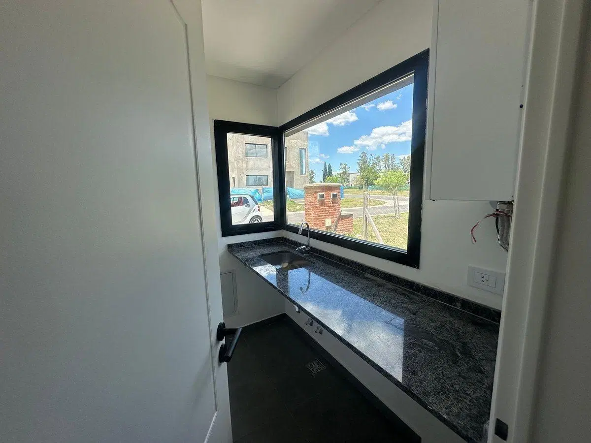 VENTA CASA A ESTRENAR SANTA SOFIA 4 AMBIENTES 4