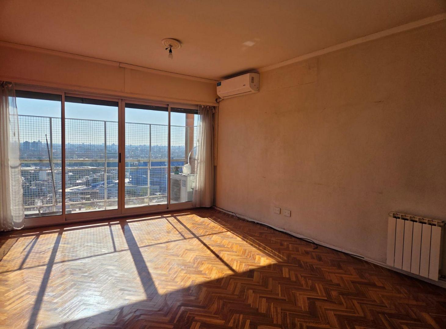 Venta depto 4 amb. con balcon, piso alto. Liniers