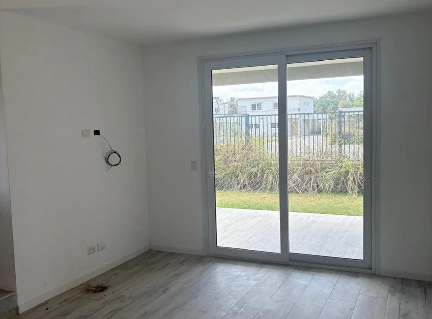Venta casa 3 ambientes Chic Village jardin terraza 4