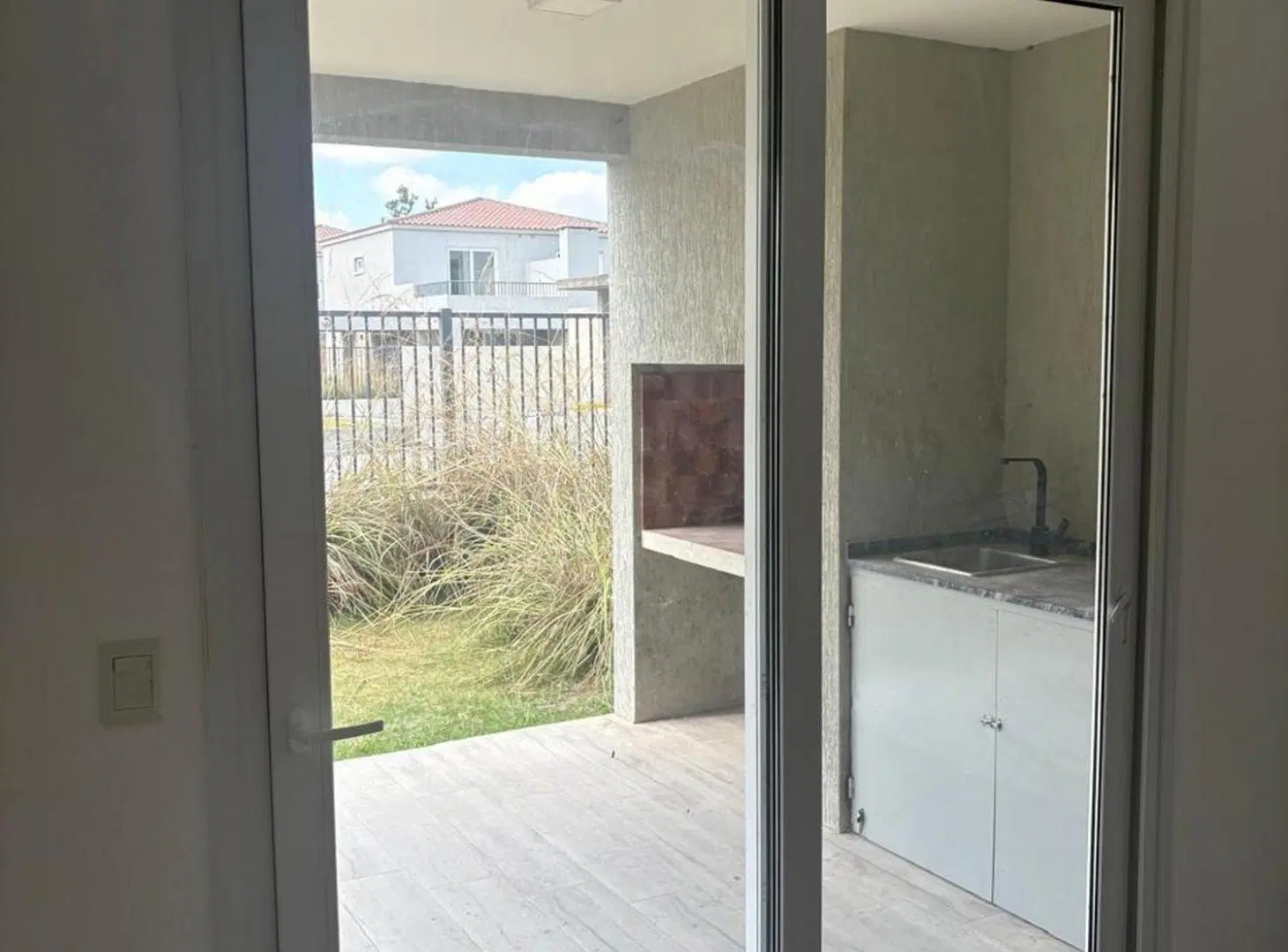 Venta casa 3 ambientes Chic Village jardin terraza 3
