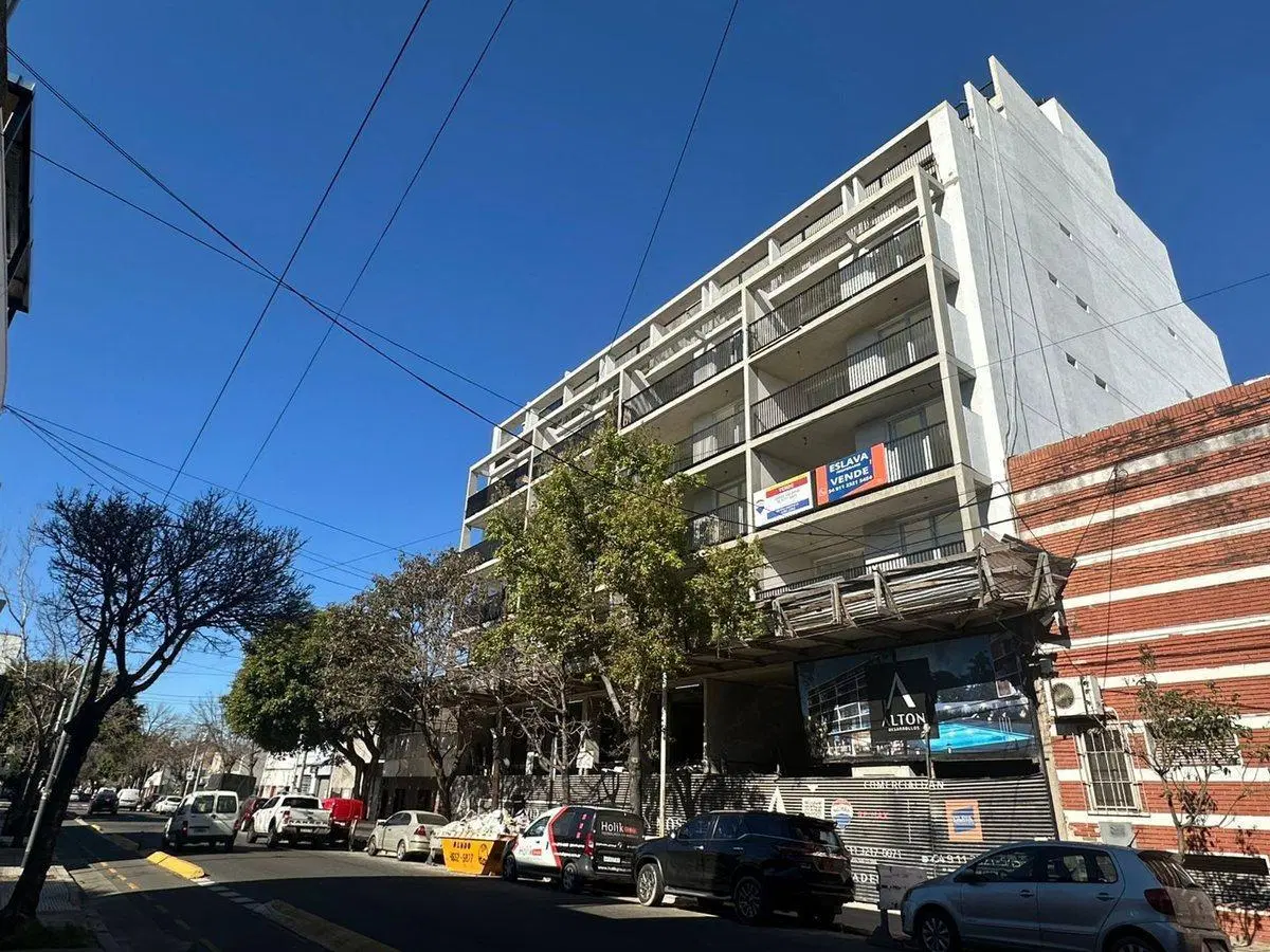 Venta de local en Monte Castro 4