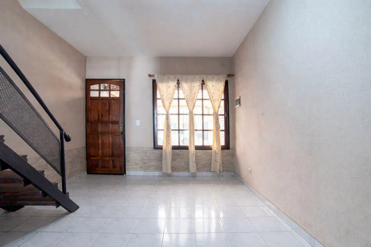 TRIPLEX 3 AMB. CON PATIO Y COCHERA EN CASTELAR 3