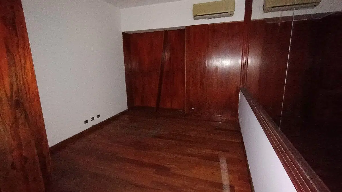 Oficina 386m2 a refaccionar con 3 cocheras 5