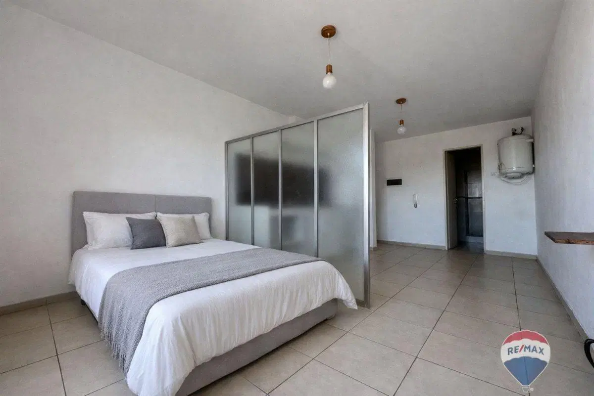 MONOAMBIENTE EN VENTA MORON COCHERA APTO PROF 4