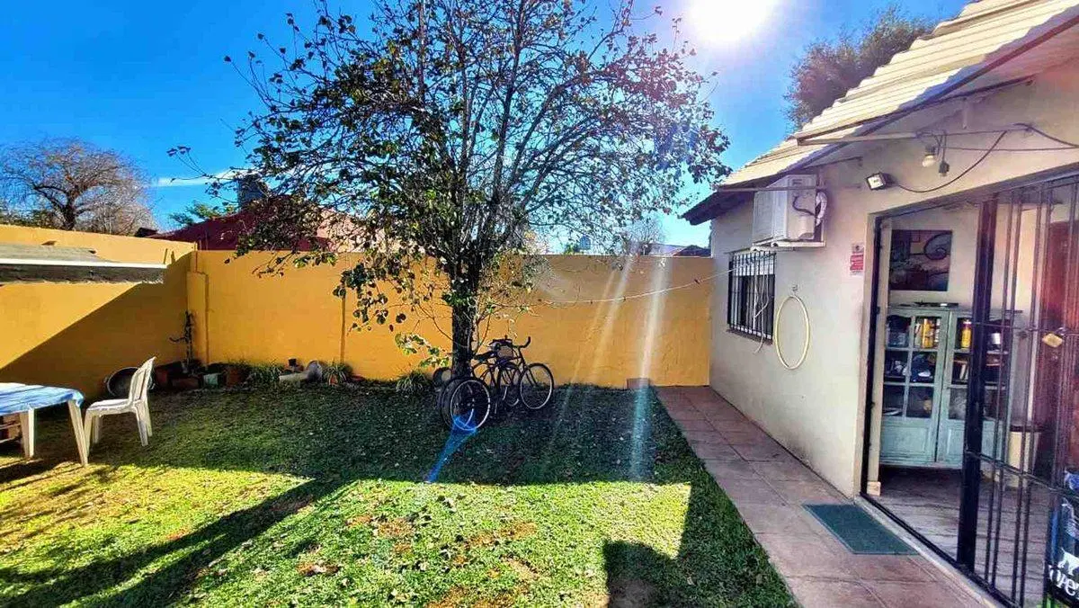 CASA 4 ambientes en venta con JARDIN y PILETA 5