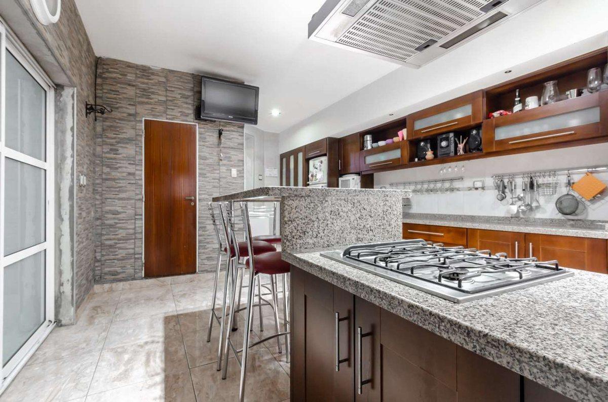 Foto de VENTA CASA 3 PISOS 6 AMB COCHERA FLORES, imagen 4