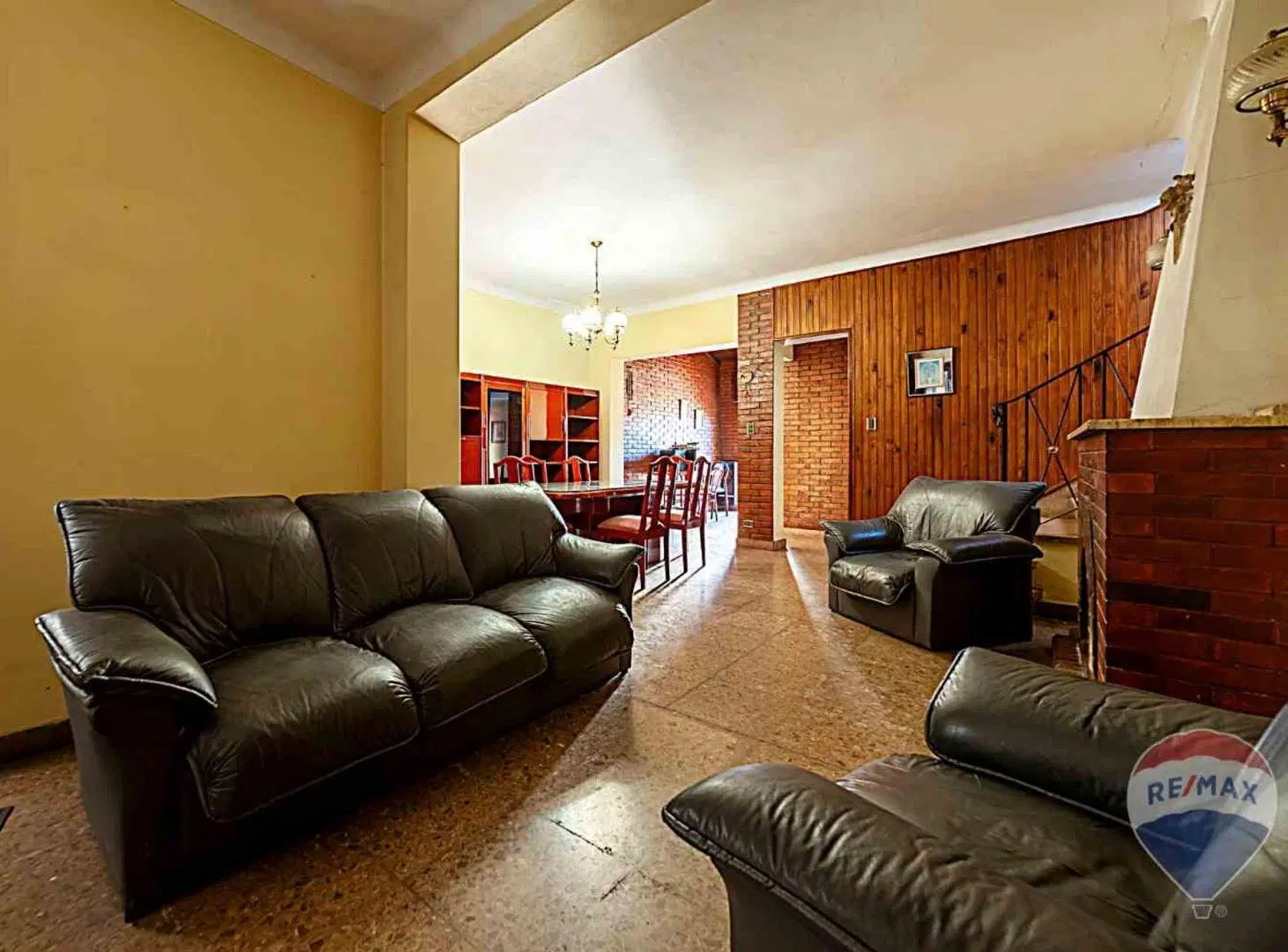 CASA 5 AMBIENTES EN VENTA CASTELAR JARDIN COCHERA 2