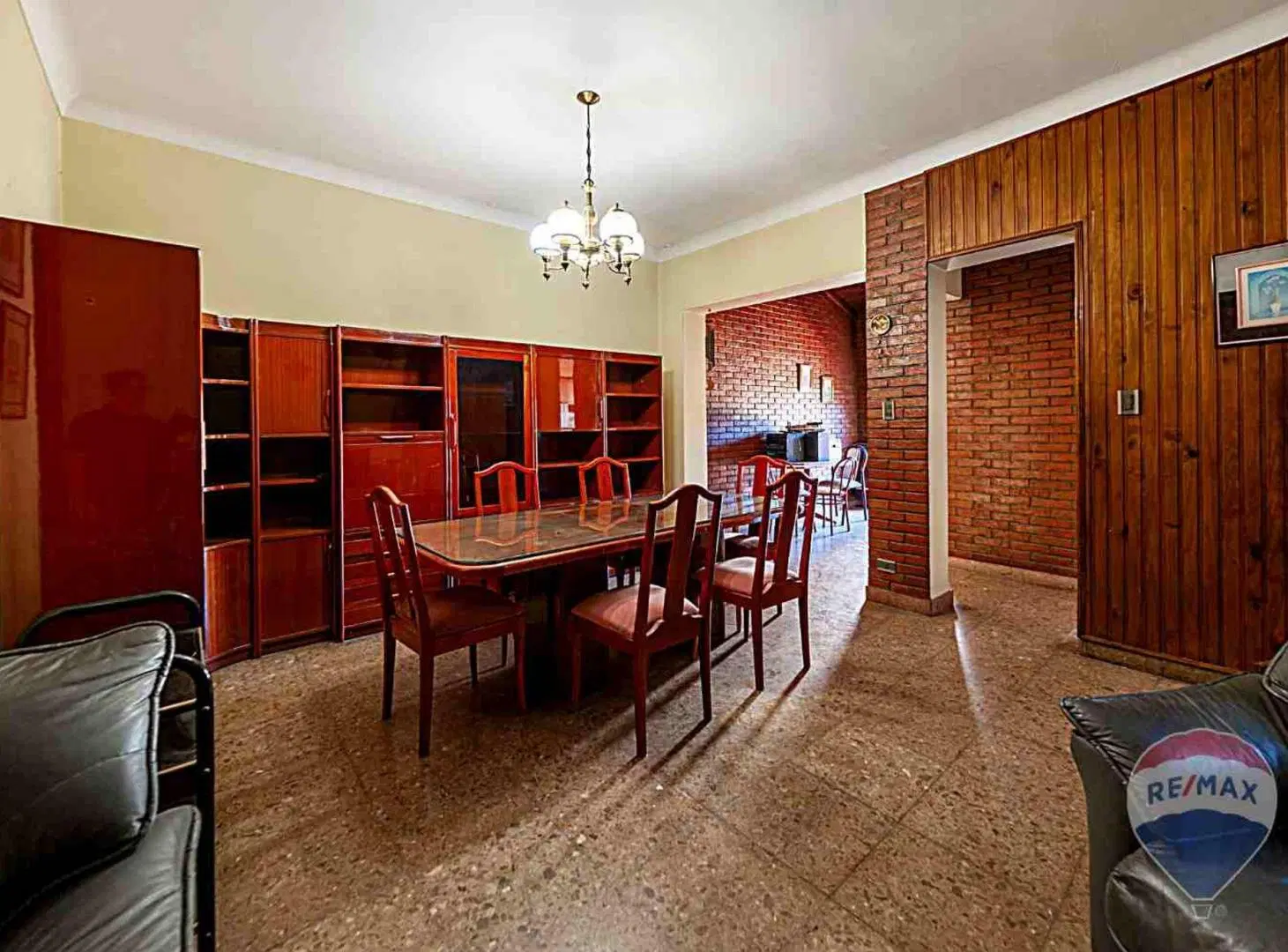 CASA 5 AMBIENTES EN VENTA CASTELAR JARDIN COCHERA 3