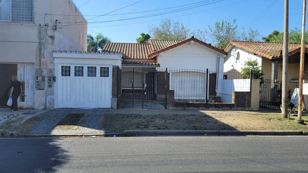 VENTA CASA 5 AMBIENTES LOTE PROPIO C/COCHERA MORON 2