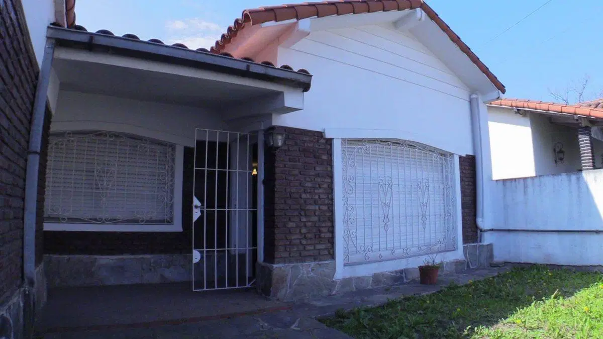 VENTA CASA 5 AMBIENTES LOTE PROPIO C/COCHERA MORON 5