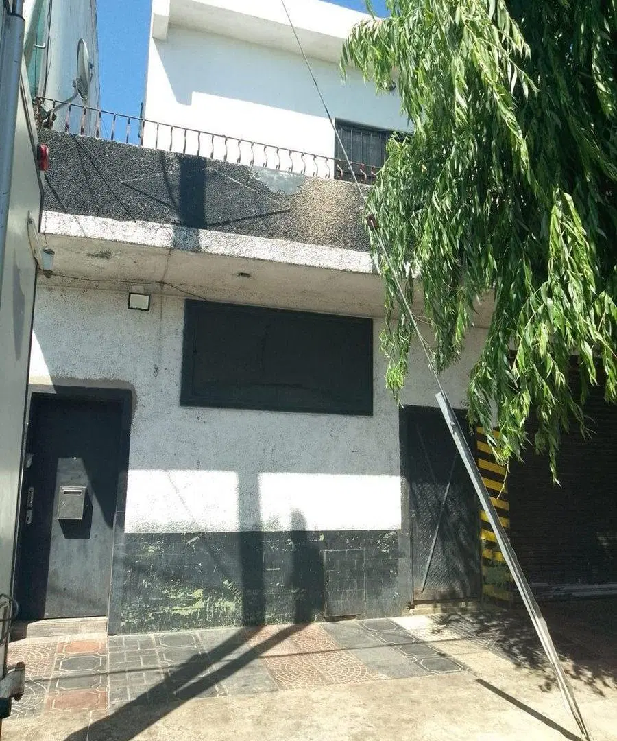 Galpón de 285 mts cub en venta en La Tablada c/Ofi 4