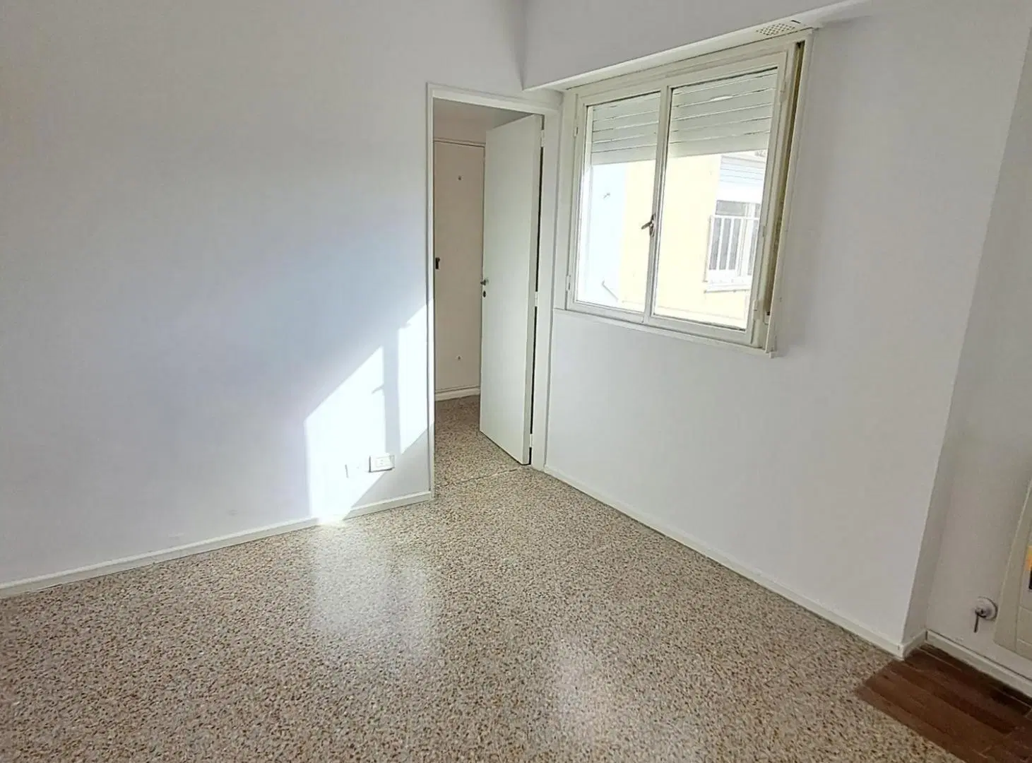 DEPARTAMENTO 2 AMB  9º LAT EN VENTA FLORES MUY LUM 4