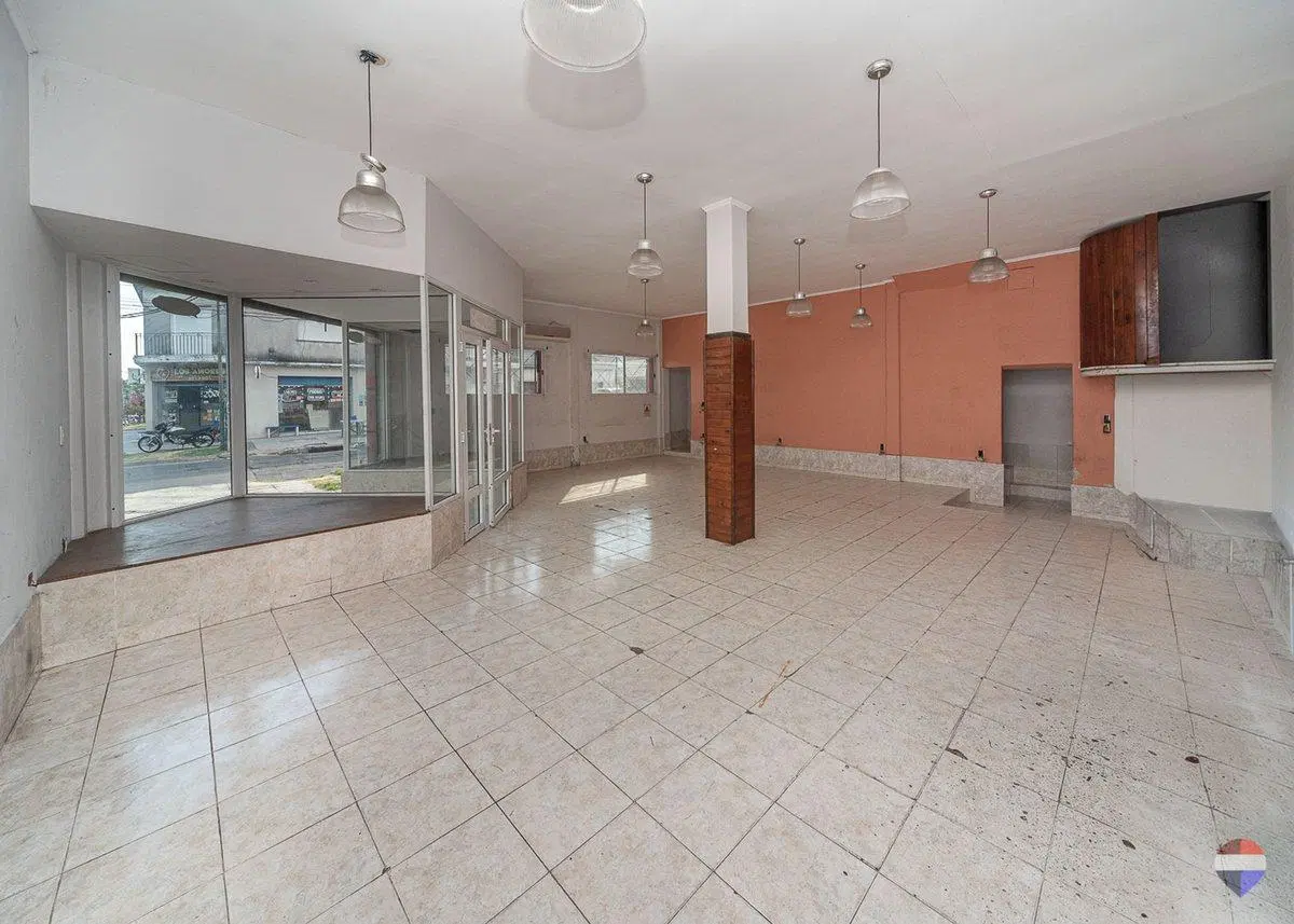 Alquiler Local comercial en esquina en  J L suarez 4