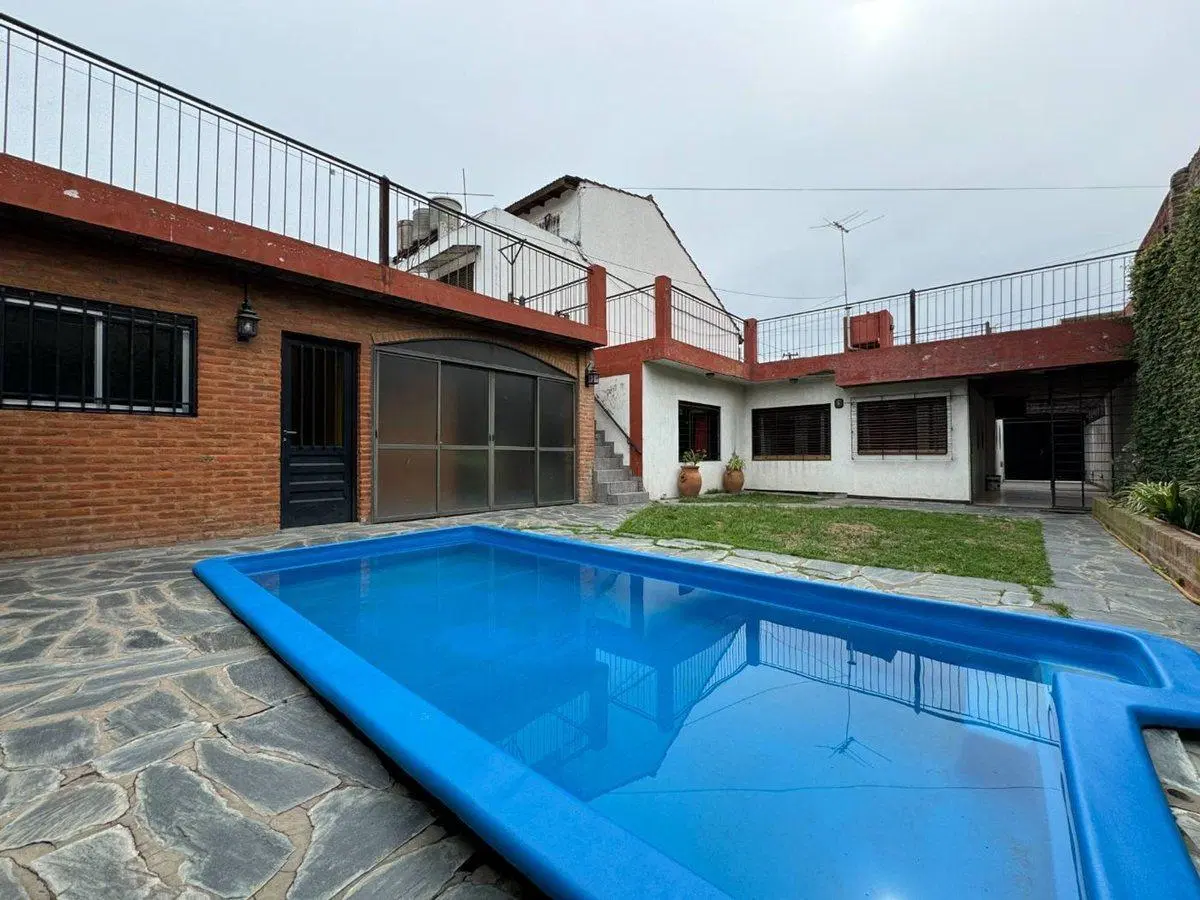 Casa 4 amb en venta en Castelar c/jardin-pileta 2