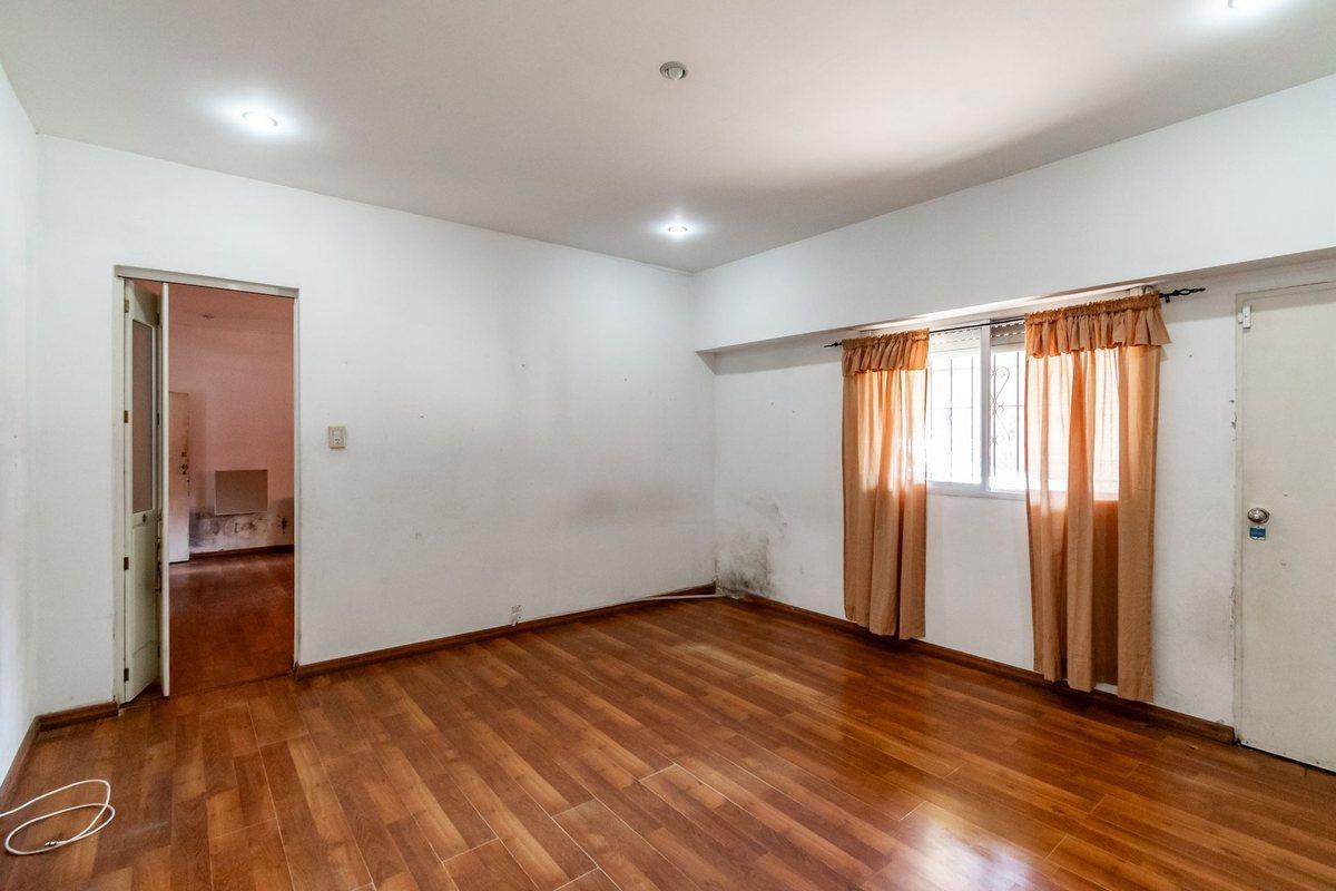 Foto de Venta casa de 5 amb 2 cocheras, terraza, parrilla, imagen 2