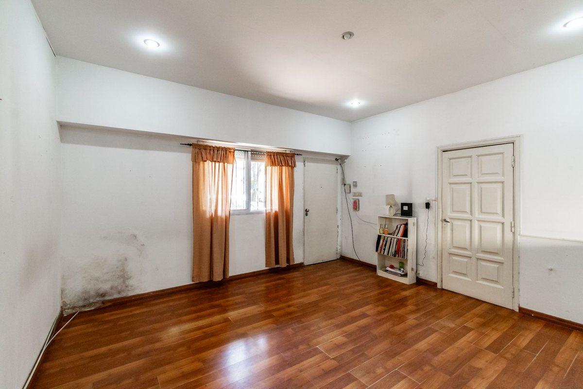 Foto de Venta casa de 5 amb 2 cocheras, terraza, parrilla, imagen 3