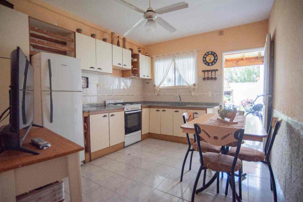 Foto de TRIPLEX 3 AMB. CON PATIO Y COCHERA EN CASTELAR, imagen 5