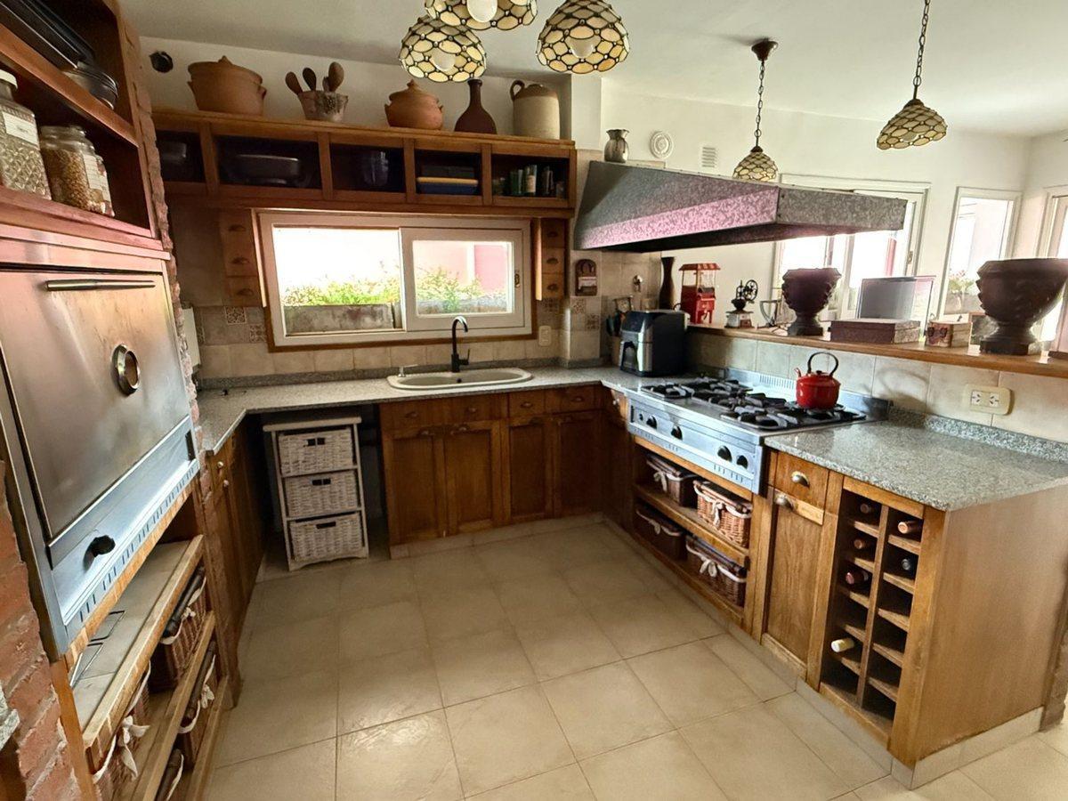 Foto de VENTA CASA 6 AMB. CON JARDIN Y PILETA. BANFIELD, imagen 2