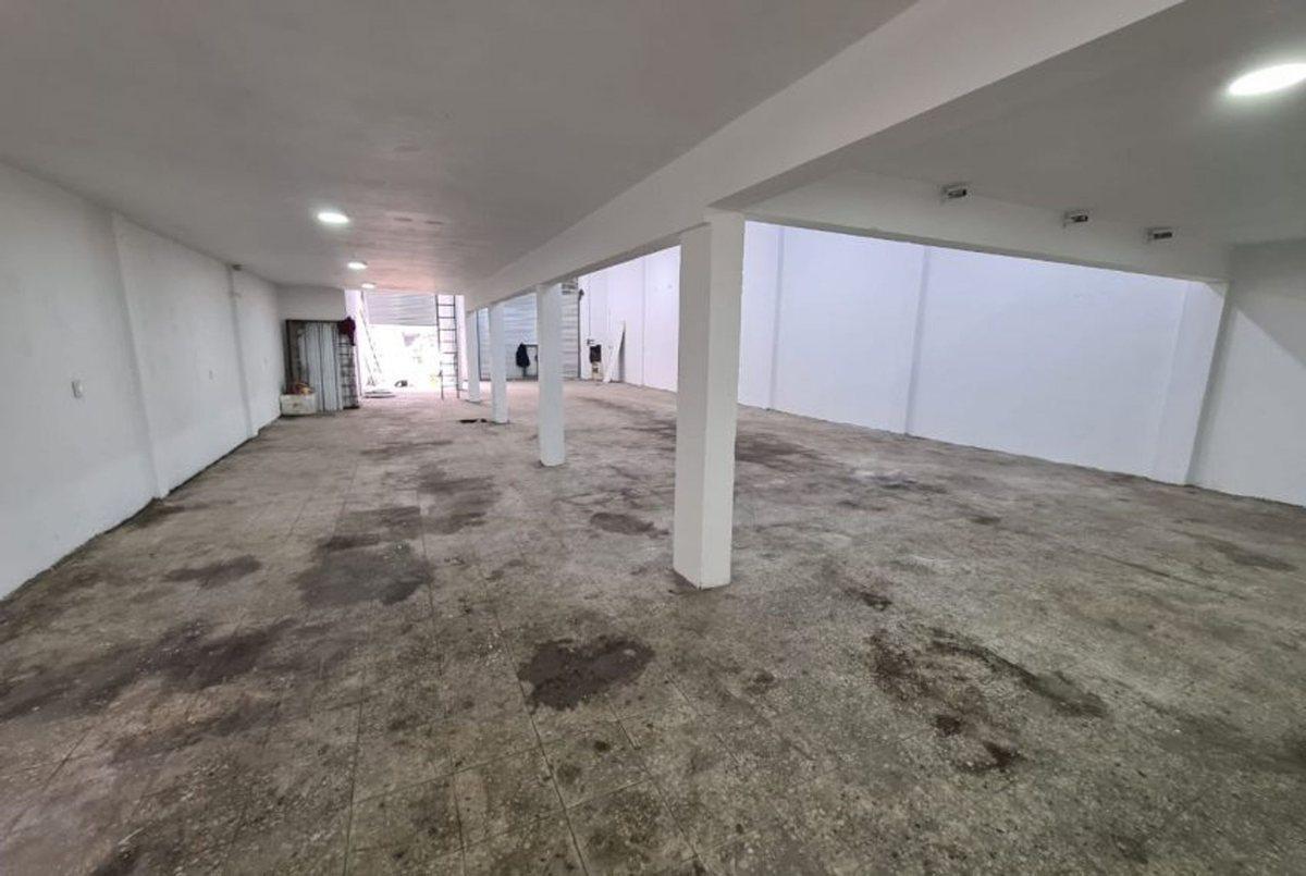 Foto de Local/galpon con entrepiso, patio y baño San Justo, imagen 4