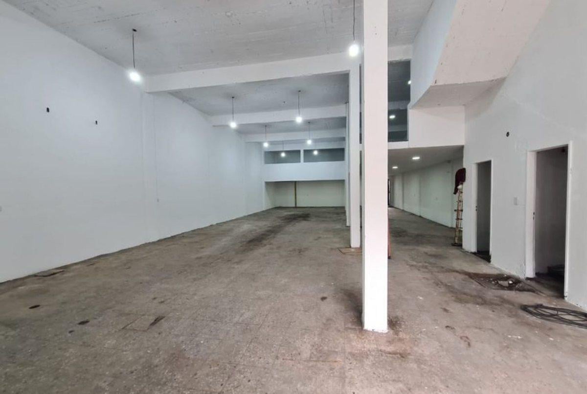 Foto de Local/galpon con entrepiso, patio y baño San Justo, imagen 2