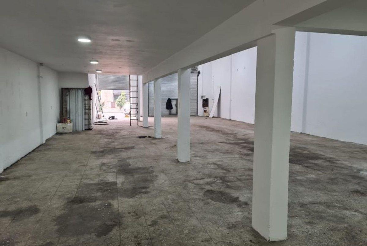 Foto de Local/galpon con entrepiso, patio y baño San Justo, imagen 3