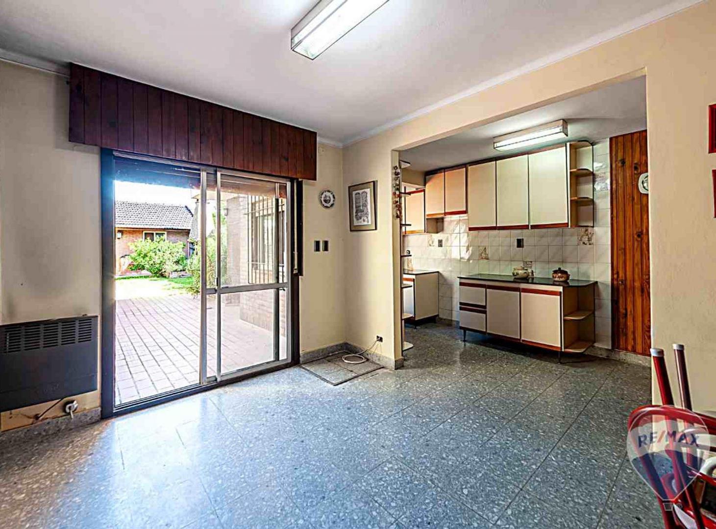 Foto de CASA 5 AMBIENTES EN VENTA CASTELAR JARDIN COCHERA, imagen 3