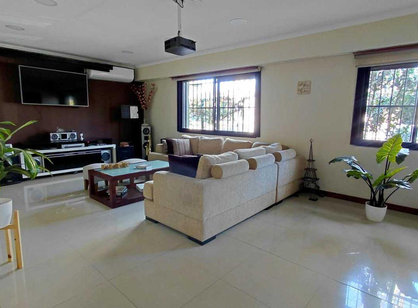 Foto de EXCLUSIVA CASA DE 250M2 EN VENTA EN MONTE GRANDE, imagen 2