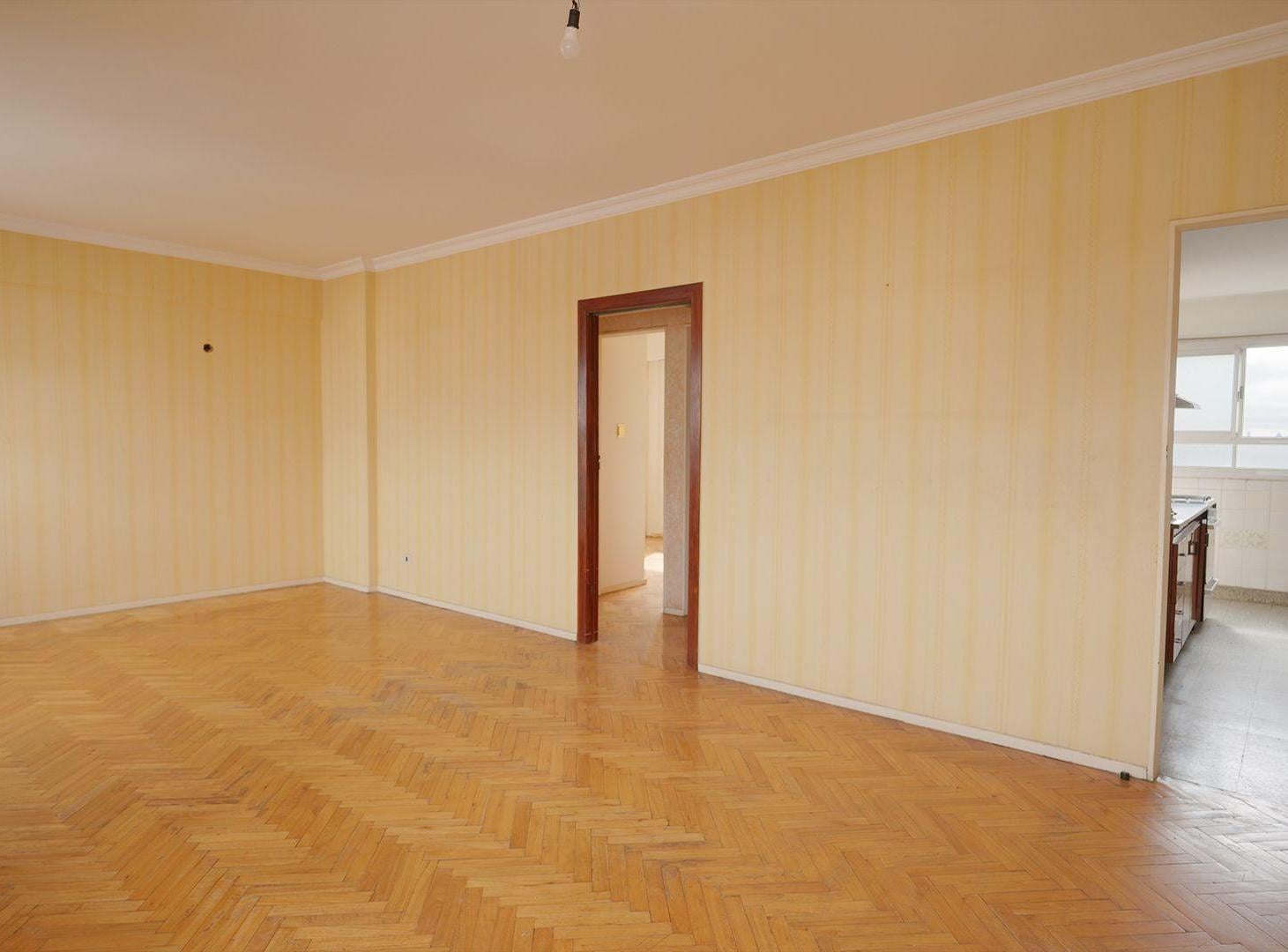 Foto de VENTA DEPTO. 4 AMBIENTES CON COCHERA, MONTE CASTRO, imagen 4