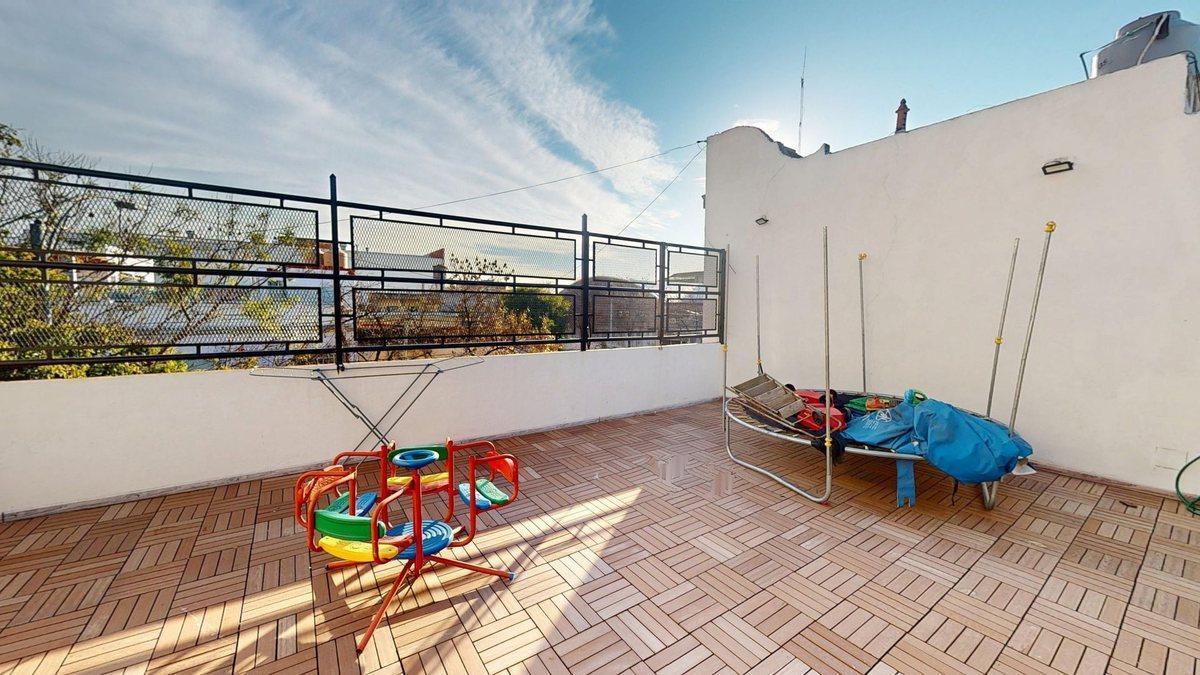 Foto de CASA TRIPLEX en venta con TERRAZA y QUINCHO, imagen 2