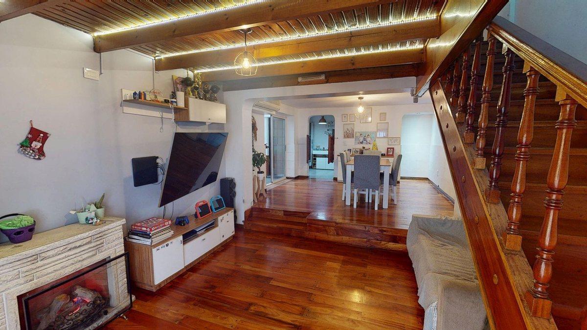 Foto de CASA TRIPLEX en venta con TERRAZA y QUINCHO, imagen 1