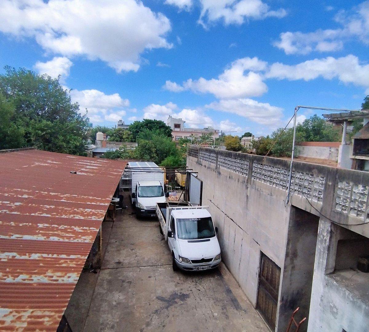 Foto de Venta en block, locales, galpón, garaje y vivienda, imagen 4