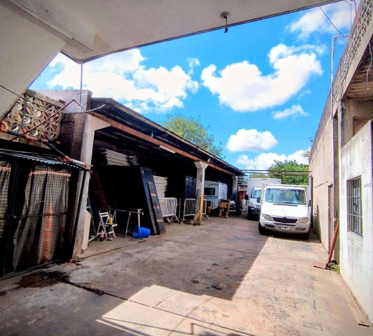 Foto de Venta en block, locales, galpón, garaje y vivienda, imagen 2