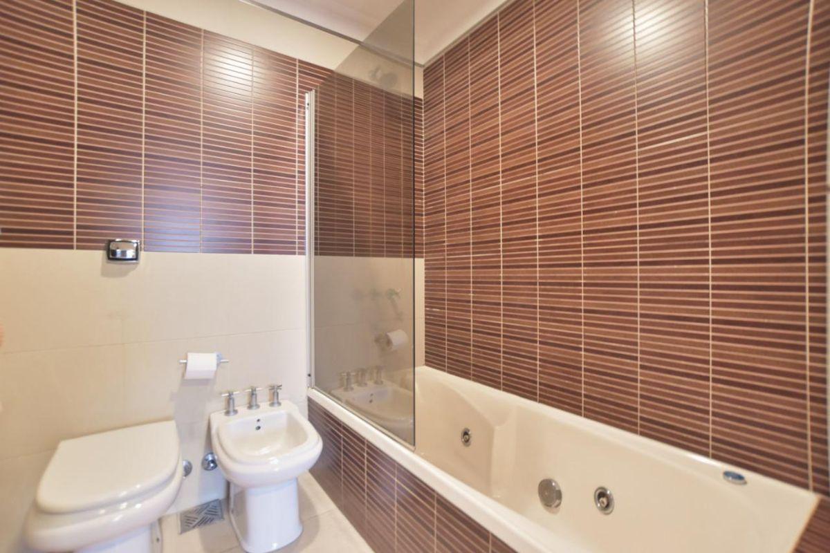 Foto de PISO DE 4 AMBIENTES, CON COCHERA Y PATIO CON PARRILLA., imagen 5