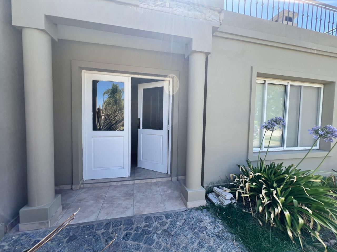 Casa en Venta 4 ambientes con dependencia y Piscina APTO CREDITO !!