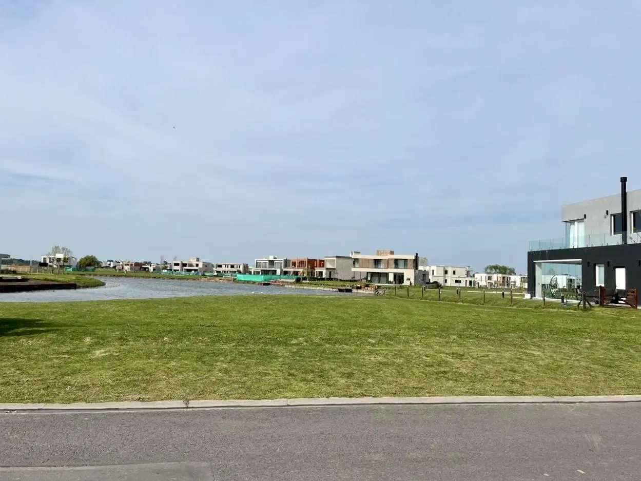 Lote a la laguna en Terralagos Canning 4