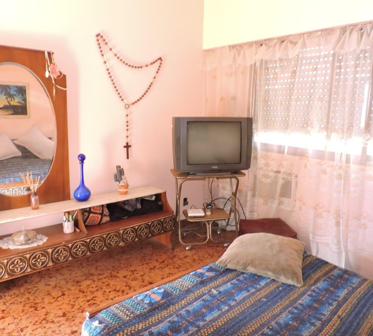 Foto de DPTO. TIPO CASA AL FTE. EN PLANTA BAJA Y 1º PISO 5 AMB. 143M2 TOTALES, imagen 2