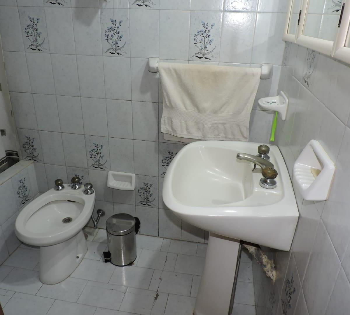Foto de DPTO. TIPO CASA AL FTE. EN PLANTA BAJA Y 1º PISO 5 AMB. 143M2 TOTALES, imagen 4
