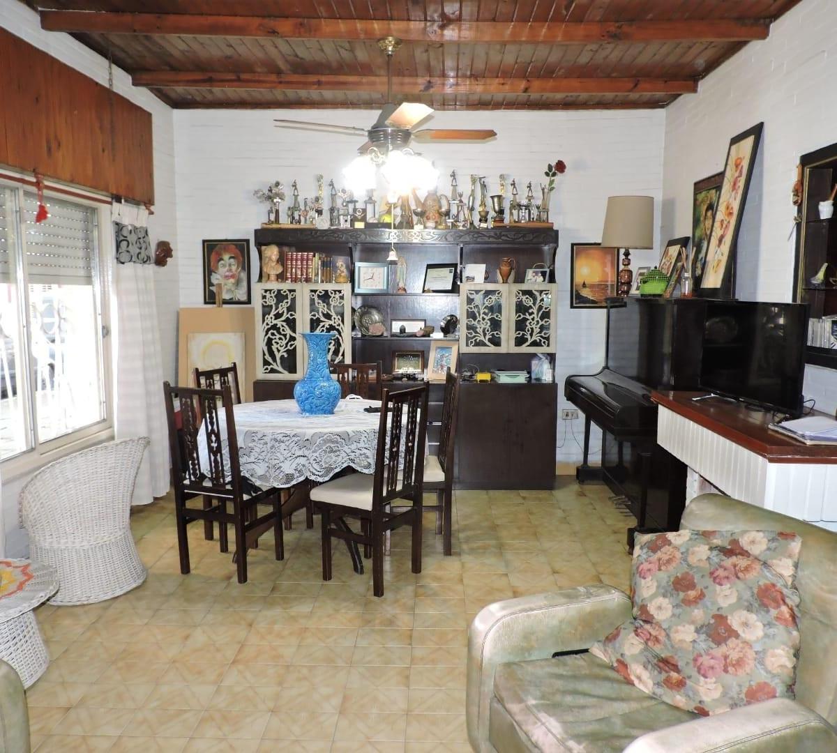 DPTO. TIPO CASA AL FTE. EN PLANTA BAJA Y 1º PISO 5 AMB. 143M2 TOTALES - SIN EXP.