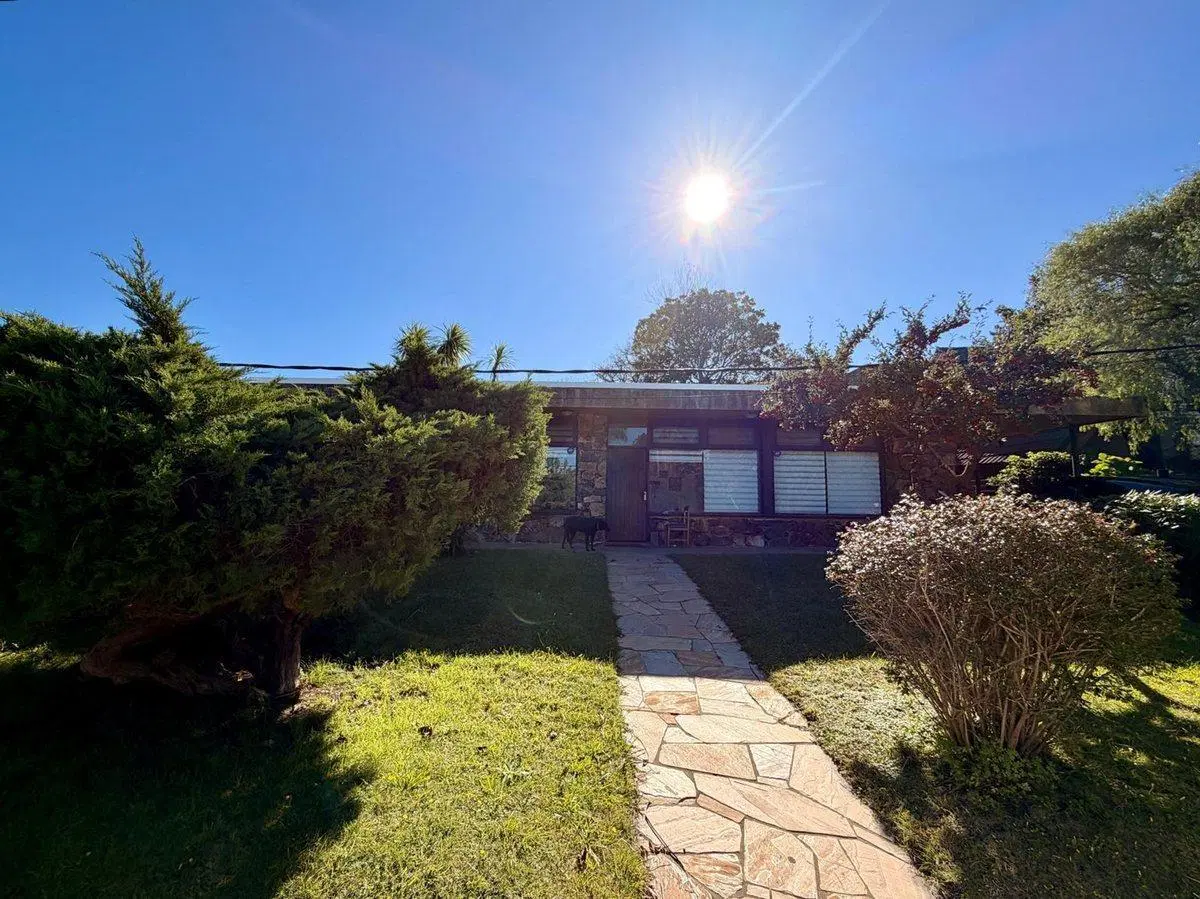 Casa de 4 dormitorios en alquiler anual en Pinares 3