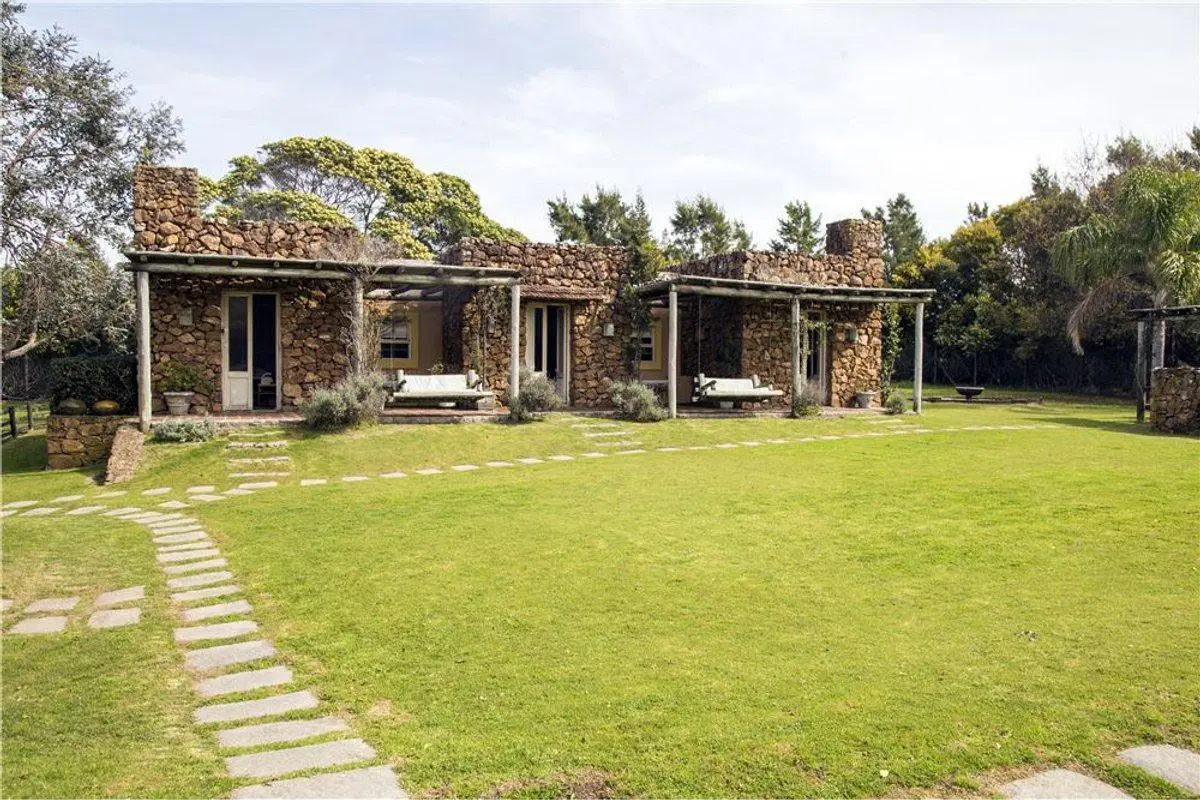 Casa en Manantiales alquiler 8 suites piscina 3