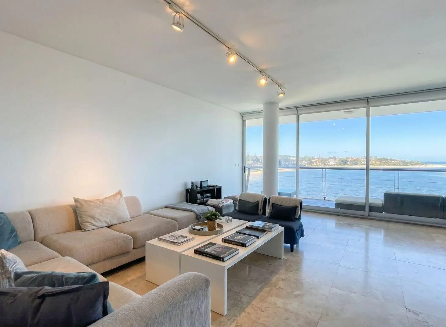 Venta de exclusivo apartamento en La Barra 3