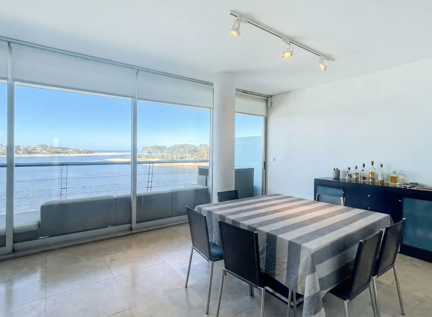 Venta de exclusivo apartamento en La Barra 2